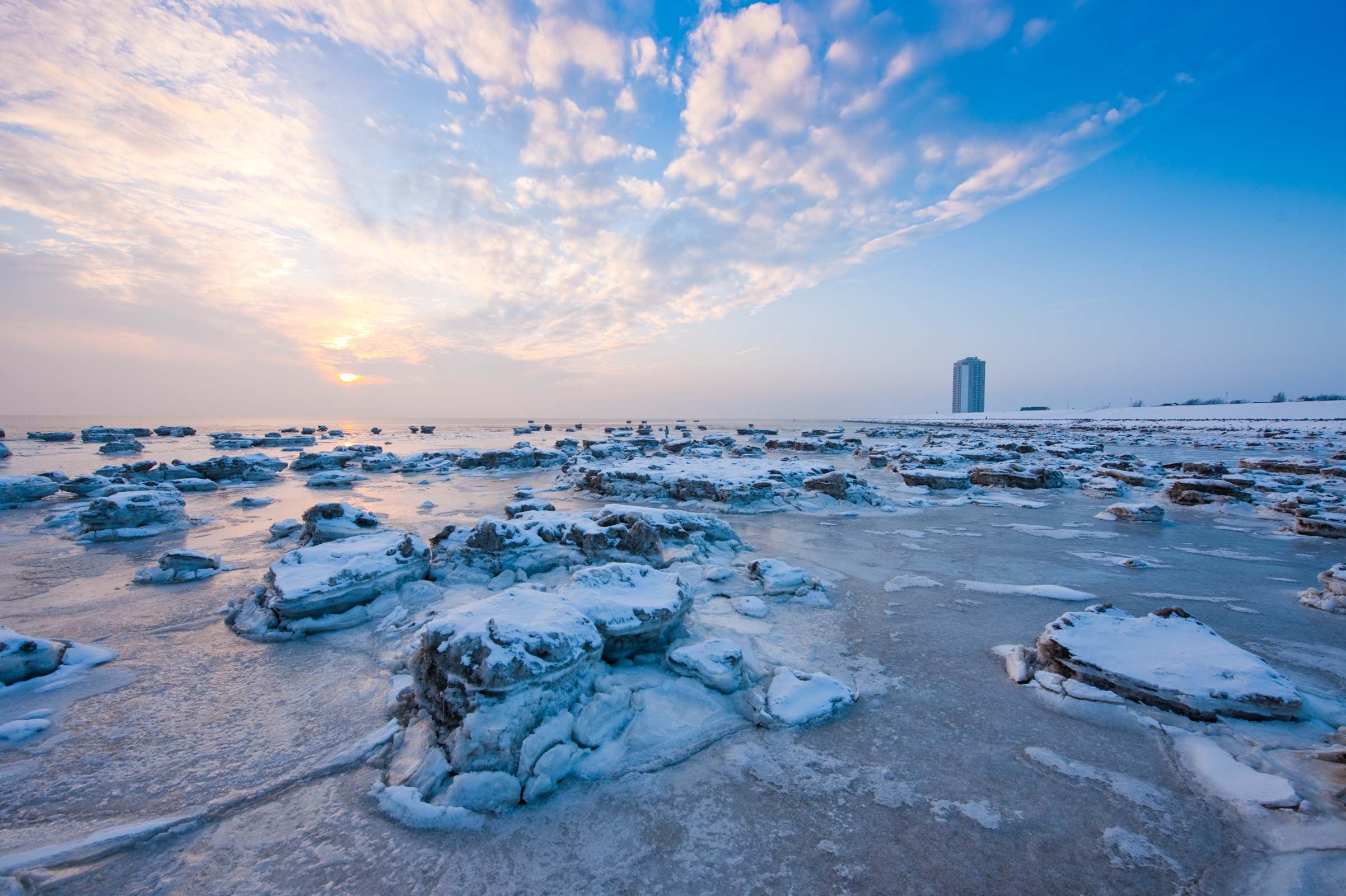 Vereistes Wattenmeer vor Büsum unter einem weiten winterlichen Abendhimmel