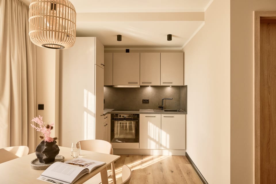 Wohnbereich einer Suite der Gezeiten Suites Büsum