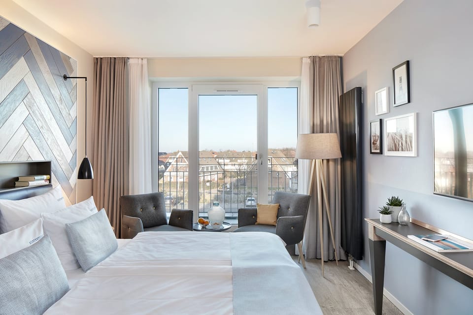 Zimmer der Küstenperle Strandhotel & Spa mit Blick Richtung Nordsee