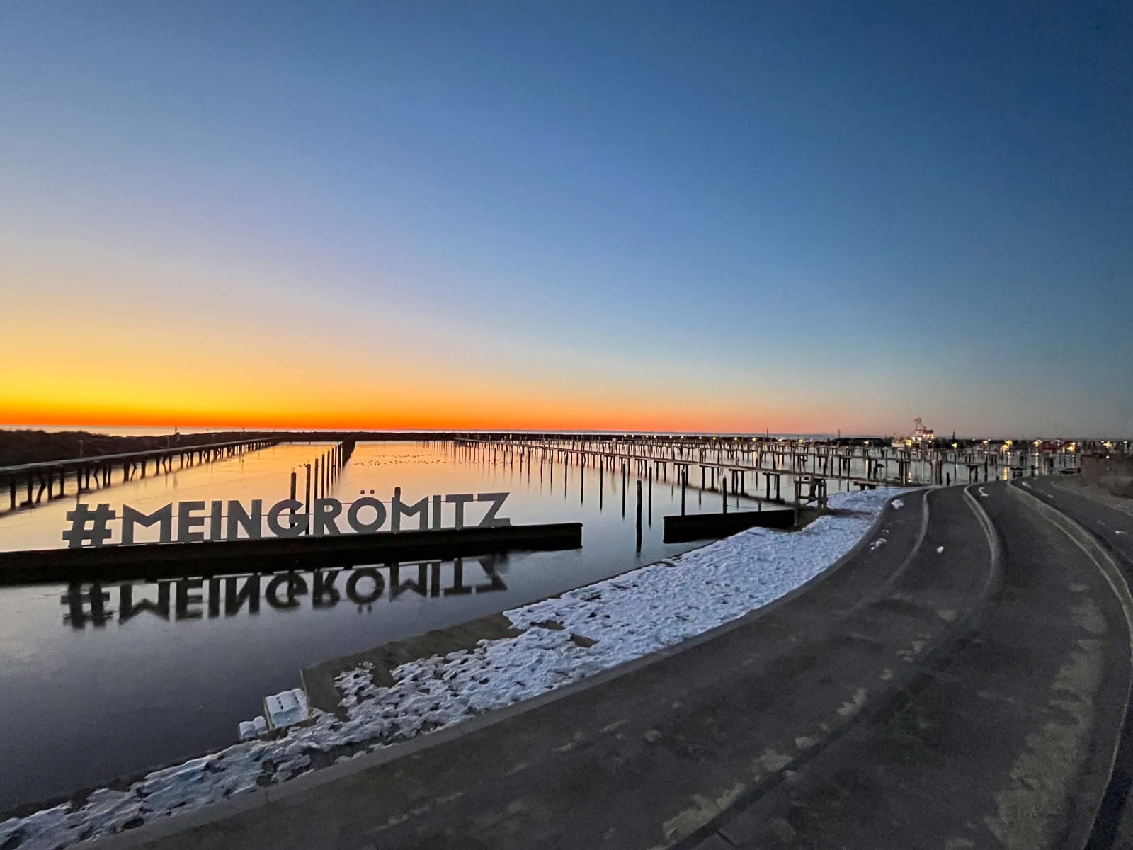 Winterlicher Yachthafen von Grömitz in der blauen Stunde