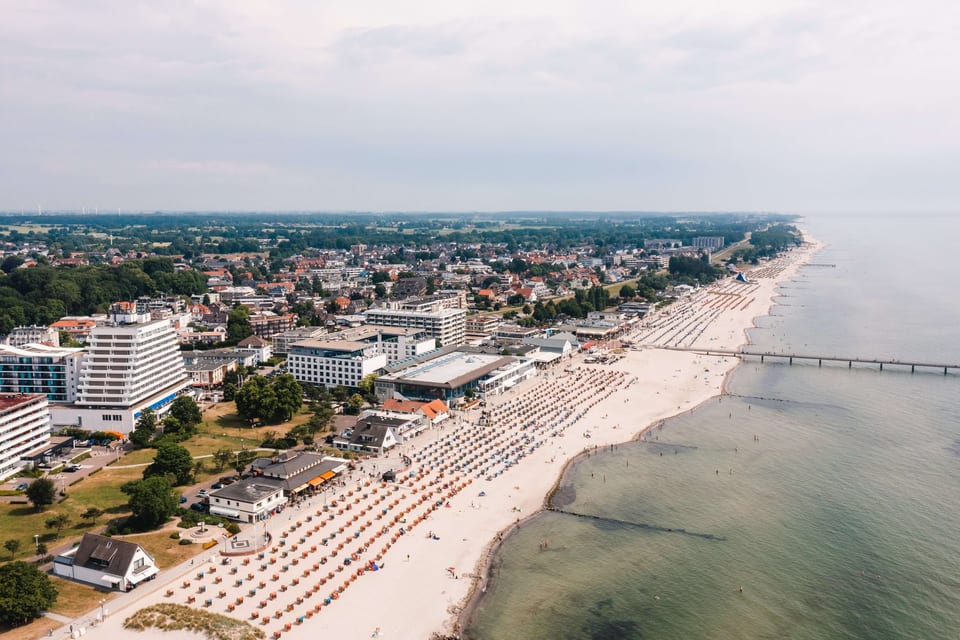 Luftaufnahme des aja Resorts an der Grömitzer Küste