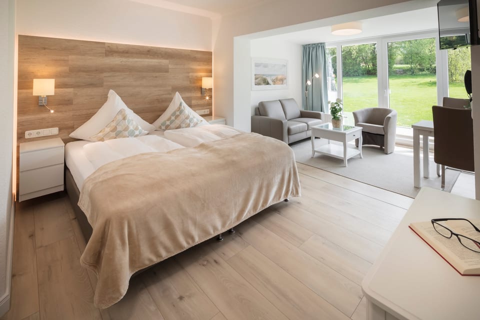 Schlaf- und Wohnbereich eines Apartments im HofHotel Krähenberg