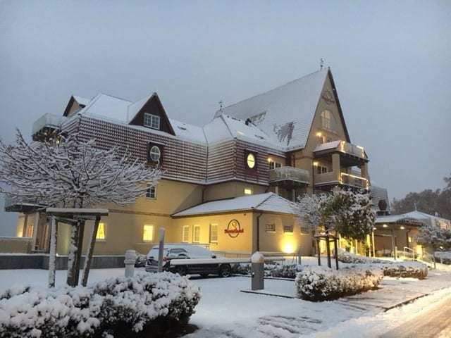 Winterliche Außenansicht des Strandhotels in Grömitz