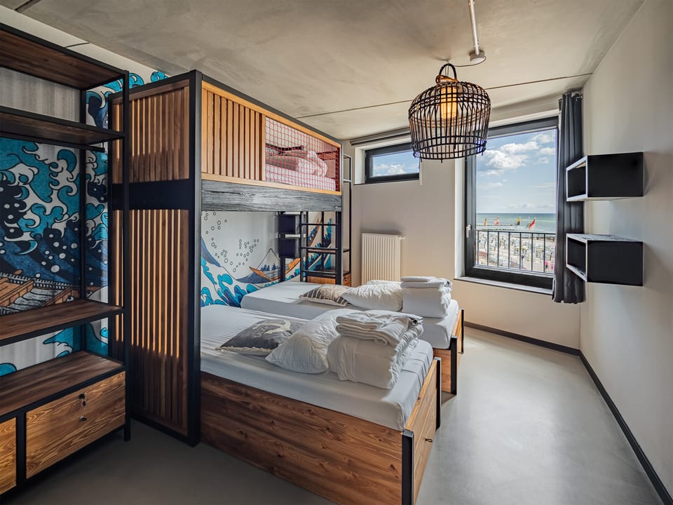Modernes Zimmer im Surf Rescue Club mit Blick auf die Ostsee